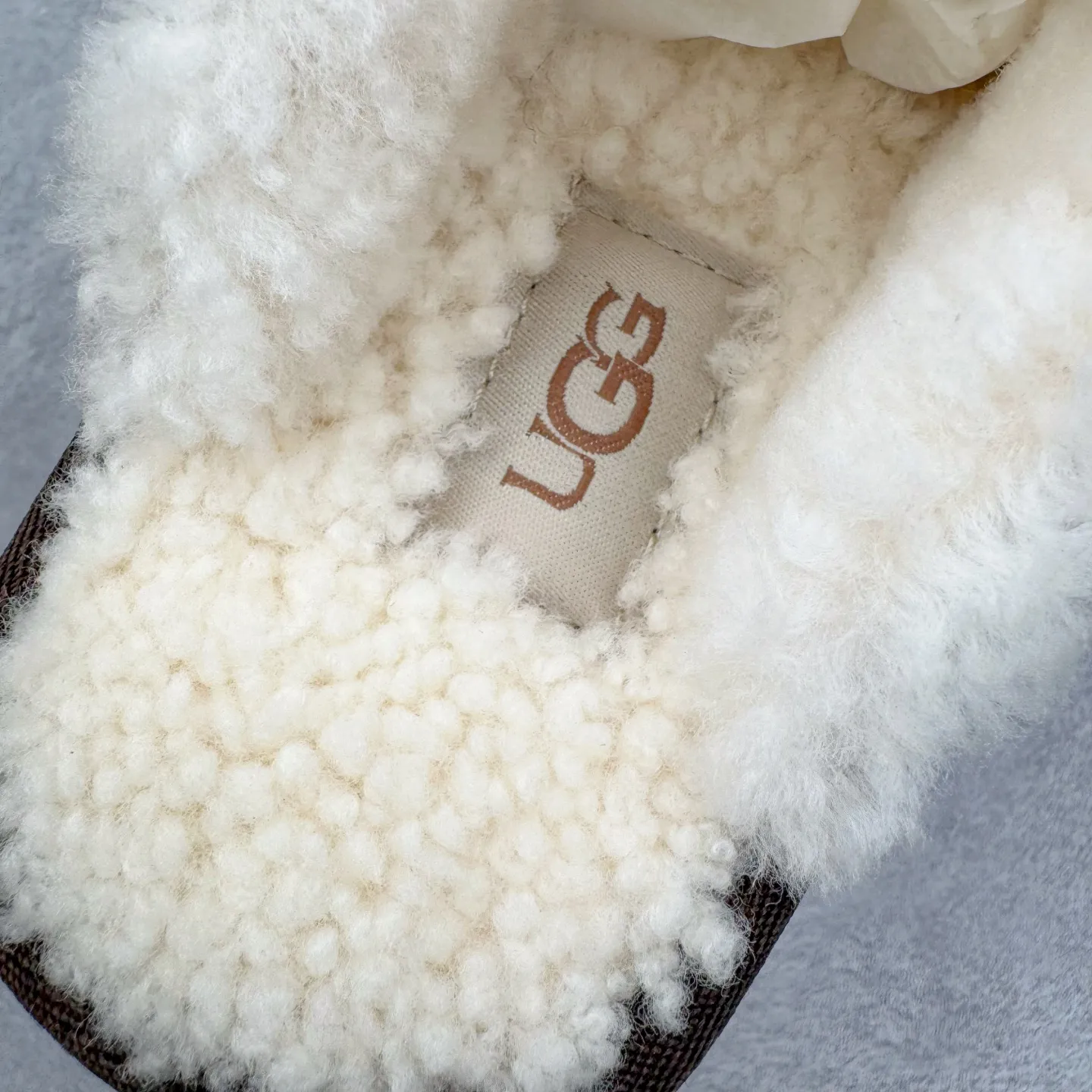 Pick up locally 💰 440 UGG slippers 1206 letter embroidered classic short-tube autumn and winter sheep fur all-in-one snow boots All shoes are made from the same factory as ZP Longfeng A-grade Australian imported sheep fur all-in-one Brand OEM production line Fully follow the ZP process flow OEM original pattern maker Adhere to no original shoes and no development selection Pay attention to every detail The most authentic version on the market TREADLITE "Light Wing" technology outsole Lightweight/durable/flexible/pile size: 35 36 37 38 39 40 Coding: by2936070